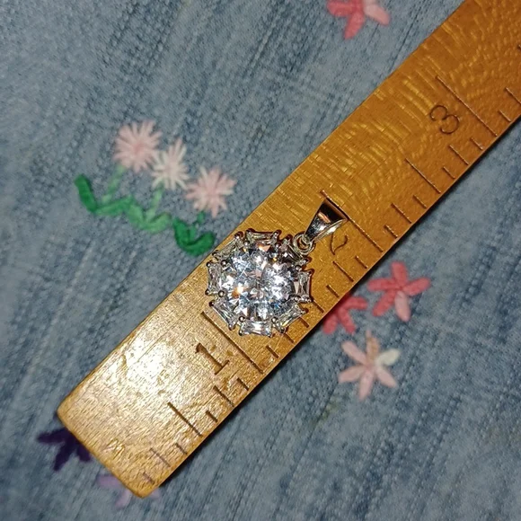 Sterling silver cz pendant. - Picture 2 of 4